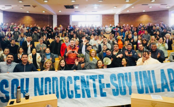 Gremios protestan en la UNLaR por retención salarial y violencia institucional